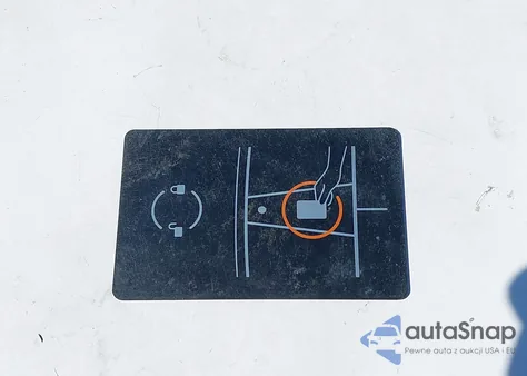 2024 Tesla Model Y Long Range Dual Motor All-Wheel Drive z USA, uszkodzony, nr VIN 7SAYGDEE0RF160178